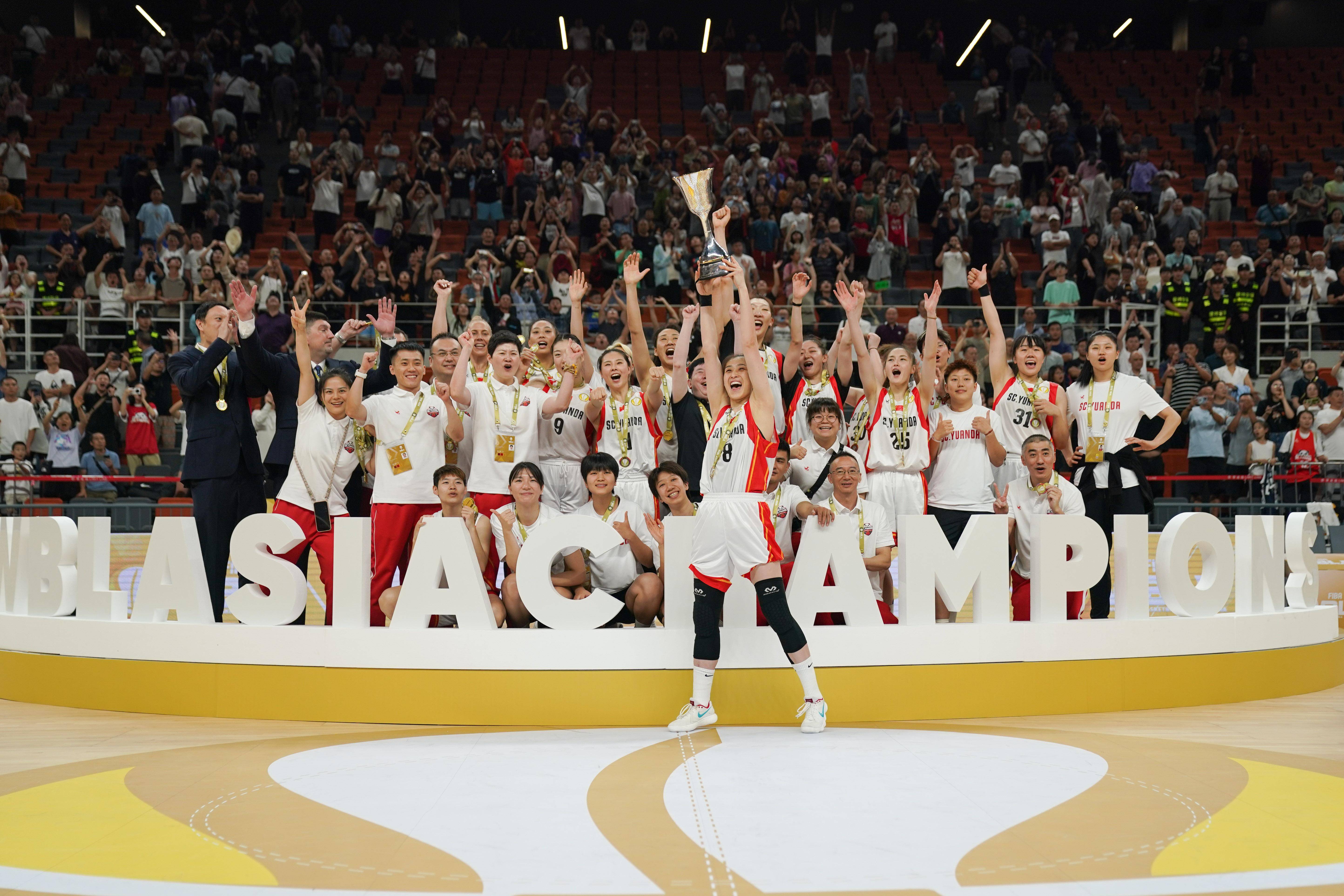 篮球赛事举办庆典庄重华丽，各队备战积极反应的简单介绍