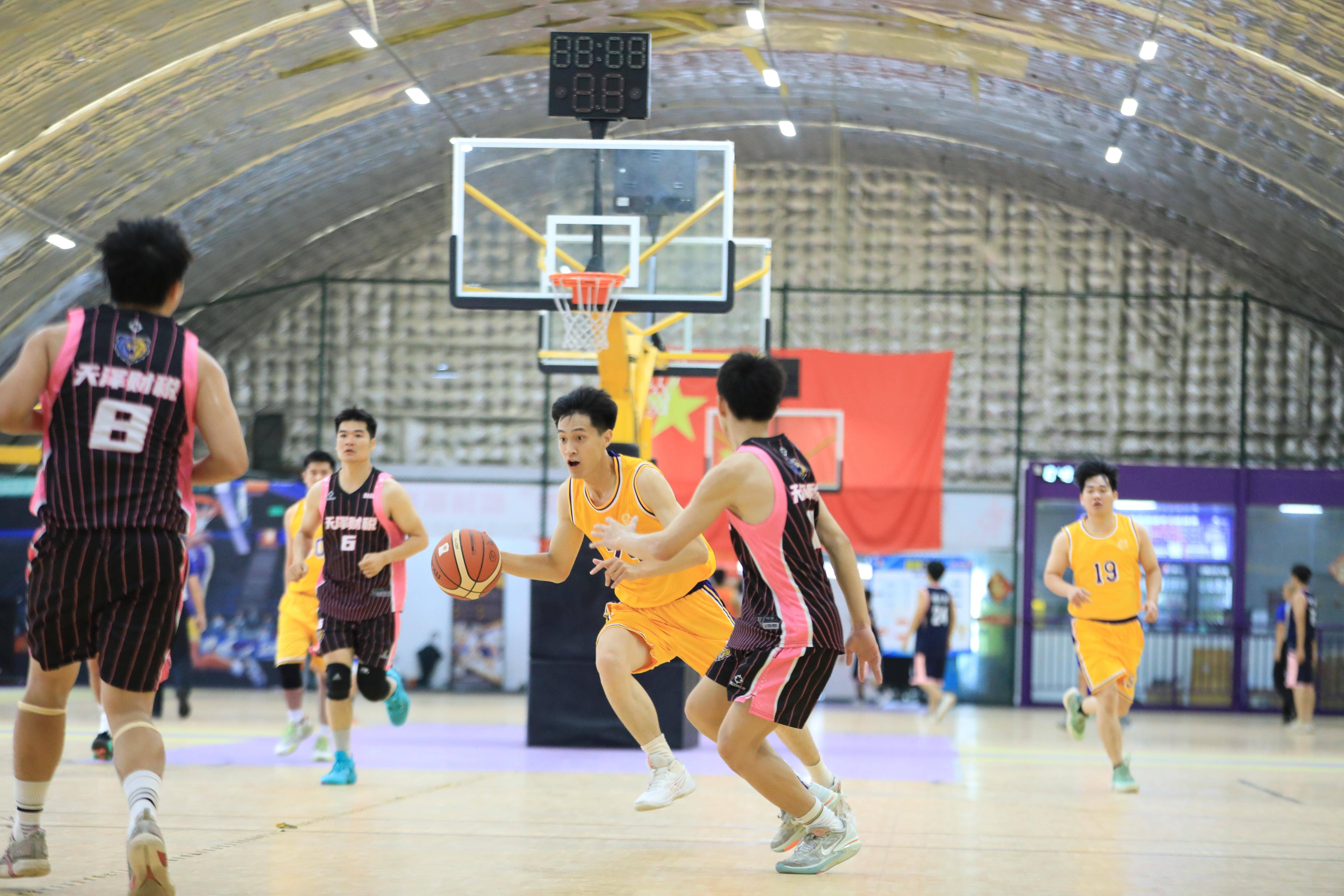 篮球赛事举办庆典庄重华丽，各队备战积极反应的简单介绍